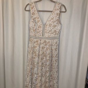 NWT Romeo + Juliet Ivory and Cream dress. Size M
